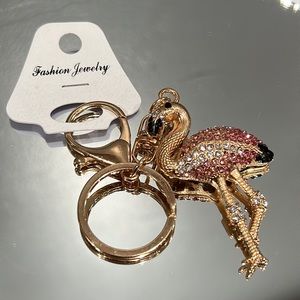 Gold tone pink bedazzled flamingo🦩 keychain. Beautiful and lightweight